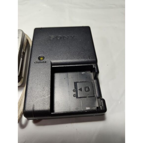 Sony Cybershot 7.2 Meg Pixels DSC-W20 Digital Camera With Battery & Charger - Picture 3 of 8